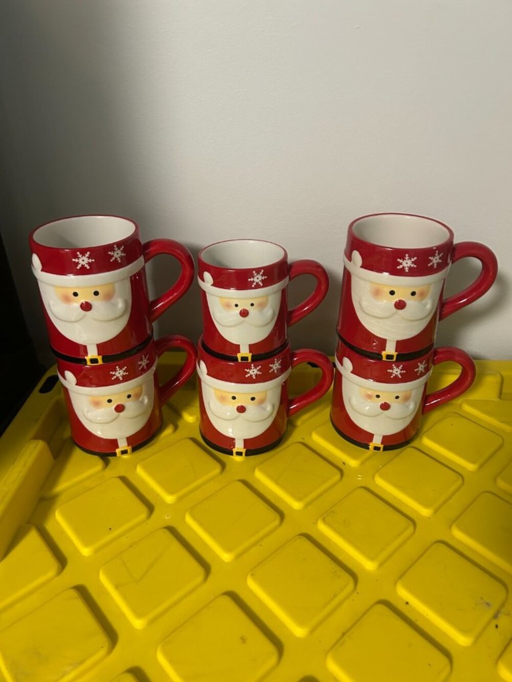 Everyday Essentials Santa Coffee Mugs Set of 6 Pre-owned in Good Condition